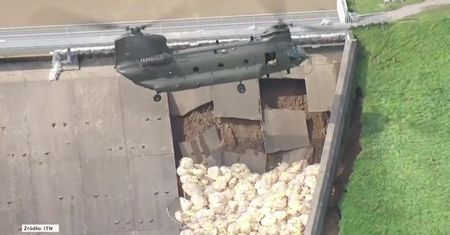 Helikoptery zrzucają worki z piaskiem na uszkodzoną tamę w Wielkiej Brytanii
