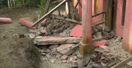 Cztery ofiary śmiertelne, ranni i ewakuacja. Zniszczenia po silnym trzęsieniu ziemi w Indonezji