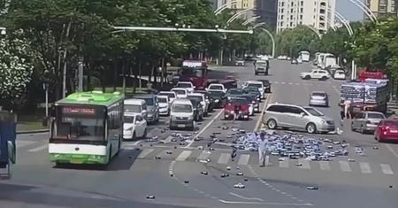 Błyskawiczna akcja kierowców i przechodniów. W 20 minut oczyścili ruchliwą drogę po tym, jak z ciężarówki spadły palety z napojami