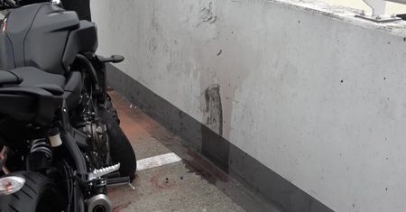 Motocyklista uderzył w mur i wypadł z ostatniego poziomu parkingu piętrowego w Radomiu