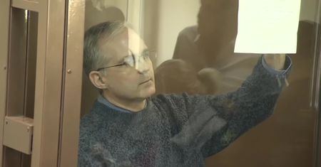 Wszyscy po za sędzią nie kryli zdziwienia. Sąd w Moskwie przedłużył areszt dla obywatela USA