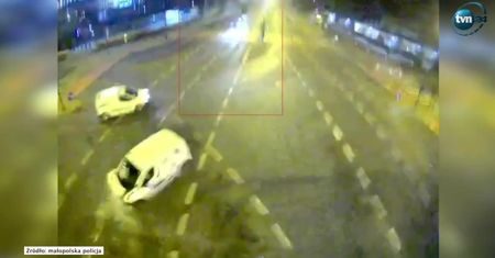 Czerwone światło, zderzenie, skoda na boku sunie po asfalcie. Policja publikuje film “ku przestrodze”