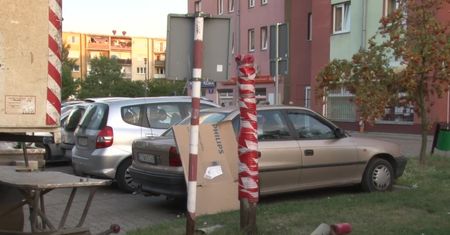 Latarnia miejska przewróciła się na dwóch chłopców