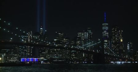 Dwa słupy światła w miejscu wież World Trade Center. Nowy Jork upamiętnił ofiary ataku z 11 września 2001 r.