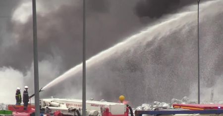 Strażacy kontynuują akcję gaśniczą w Rouen. Pożarem objęta jest fabryka chemikaliów