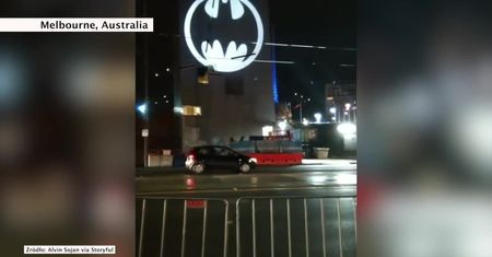 Znak Batmana rozświetlił niebo m.in. w Tokio i Melbourne. Z jakiego powodu?