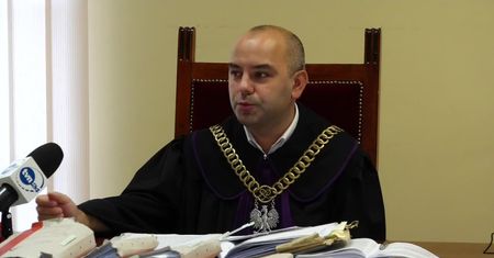 Zostawili bezdomnego w lesie, mężczyzna zmarł z wychłodzenia. Policjanci skazani