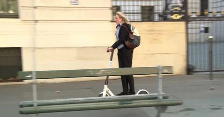 Paryż ma poważny problem. Władze chcą “wyrzucić” hulajnogi elektryczne z chodników
