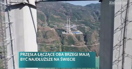 110 pięter ponad lustrem wody. W Chinach powstaje najwyższy most wiszący na świecie