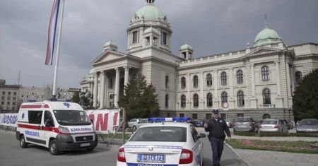 63-latek groził, że wysadzi się w powietrze przed serbskim parlamentem. Ewakuowano budynek w Belgradzie