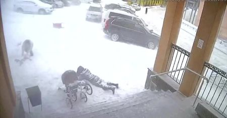 Dwie kobiety i dziecko przysypane przez śnieżną zaspę, która zsunęła się z dachu