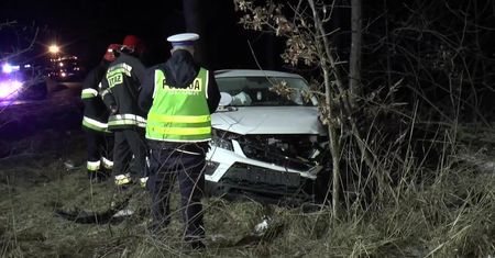 Samochód z nietrzeźwą za kierownicą wypadł z drogi na łuku. 5-letni chłopiec jest ciężko ranny