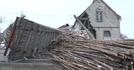 Ciężarówka zderzyła się z busem, a następnie uderzyła w słup i budynek gospodarczy. Wiele ton drewna wysypało się na drogę