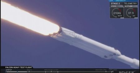Najpotężniejsza rakieta na świecie “Falcon Heavy” wystartowała. Wyniosła na orbitę sportowy samochód