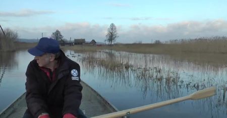 Stan alarmowy na rzekach w Lubuskiem i Wielkopolsce. Mieszkańcy Lipiej Góry pływają po okolicy łódką