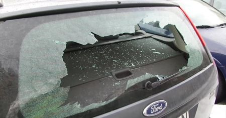 Połamane wycieraczki, stłuczone szyby, wyrwane lusterka. Pijani zdemolowali kilkanaście aut w Warszawie