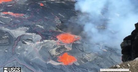 Bulgot jeziora lawowego na Hawajach. Erupcja Kilauei trwa od kilkudziesięciu lat