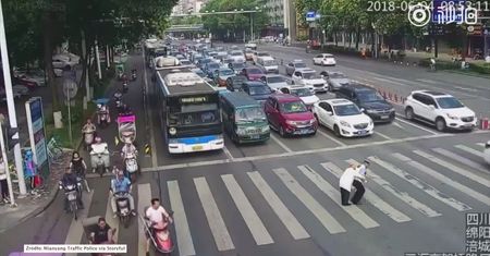 Przeniósł staruszka przez pasy na własnych plecach