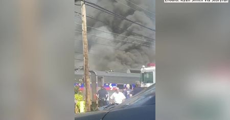 Kłęby czarnego dymu na stacji kolejowej w Filadelfii. W pociągu tranzytowym wybuchł pożar