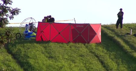 Paralotnia spadła na pole. Pilot zginął, kobieta przeżyła. “Ratowaliśmy jak mogliśmy”