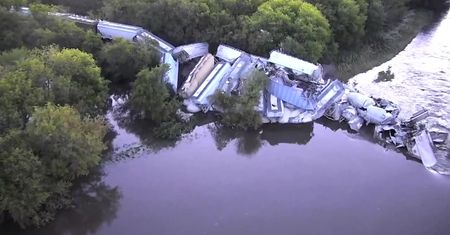 Pociąg towarowy wykoleił się i runął do rzeki. Nikomu nic się nie stał