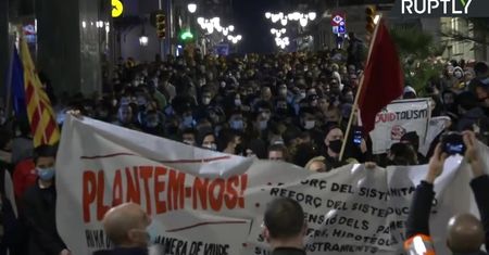 Protest w Barcelonie przeciwko godzinie policyjnej i wprowadzeniu stanu wyjątkowego. Podpalano śmietniki