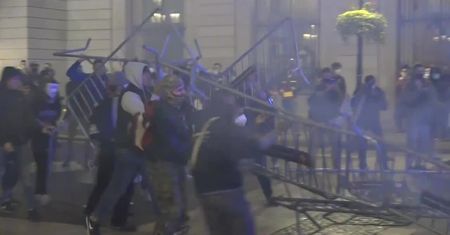 Kolejna noc zamieszek w Barcelonie. Burzliwe protesty przeciwko godzinie policyjnej