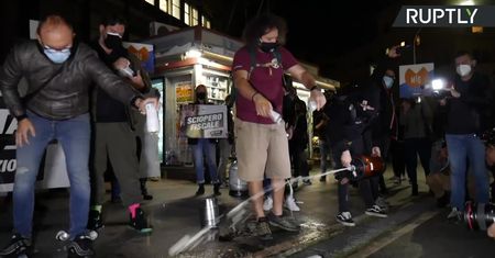 Rozlali piwo na znak protestu. Właściciele włoskich barów sprzeciwiają się nowym obostrzeniom