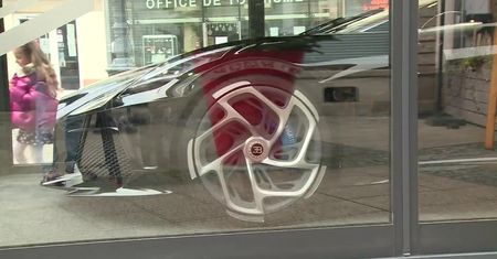 Najdroższy samochód świata znalazł się na wystawie świątecznej. Czarny Bugatti kosztuje 17 mln euro