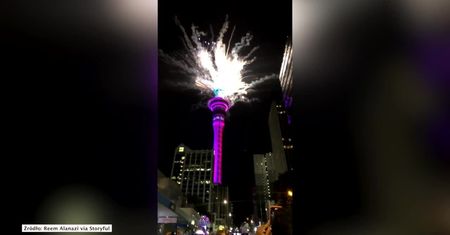 Fajerwerki wystrzeliły ze Sky Tower w Auckland. Nowa Zelandia powitała 2021 rok