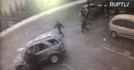 Samochód koziołkował tuż obok biegacza na Białorusi. Nieświadomy zagrożenia mężczyzna cudem uniknął śmierci