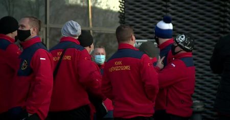 Ratownicy górniczy na pomoc w szpitalu tymczasowym w Katowicach.