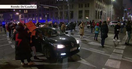 Kolejne protesty w Warszawie. Zablokowana Trasa Łazienkowska i rondo De’Gaulle’a, artyści demonstrują na Placu Zamkowym