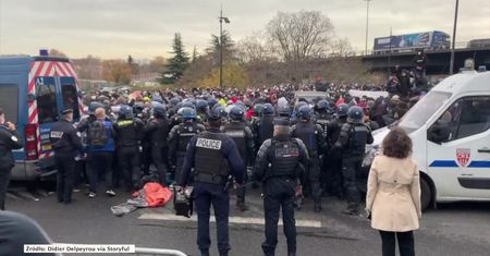 Policja ewakuowała ok. 2000 uchodźców z obozu pod Paryżem