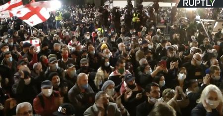 Tłum protestujących przed gruzińskim parlamentem. Protest przeciwko wynikom wyborów