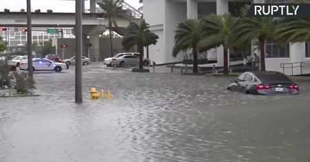 Zalane ulice Miami. Burza tropikalna Eta, która dotarła na Florydę, przyniosła ze sobą ulewne deszcze i porywisty wiatr