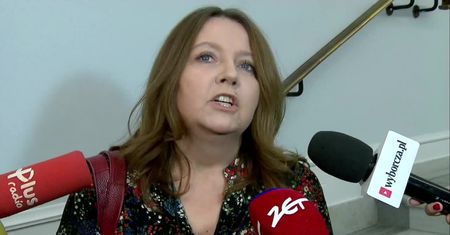 J. Lichocka przeprosiła za “niezamierzony gest środkowego palca”