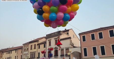 Performerka tańczyła w powietrzu, unosząc się na balonach wypełnionych helem