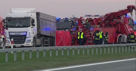 Samochód uderzył w ciężarówkę w Kołbieli pod Warszawą. Cztery osoby nie żyją