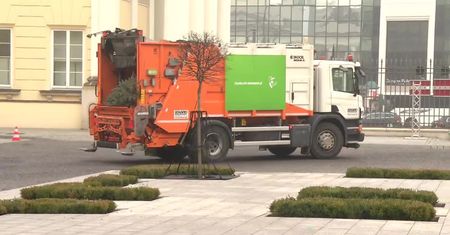 Zbiórka choinek w Warszawie. Trafią do elektrociepłowni jako biopaliwo