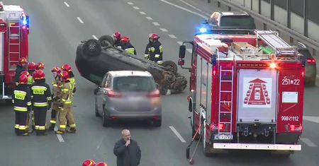 Samochód dachował na trasie S-8 w Warszawie. Nikt nie odniósł poważnych obrażeń, ale korki były ogromne