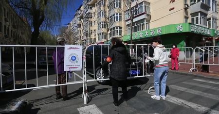 Nowe restrykcje w Harbinie. 10-milionowe miasto określane jest jako nowe epicentrum koronawirusa w Chinach
