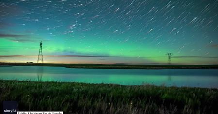 Zorza i świetliki. Timelapse pięknej kanadyjskiej nocy