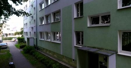 Więzili 26-latkę osiem dni, katowali ją i gwałcili. Łódzki sąd skazał sprawców na 25 lat więzienia