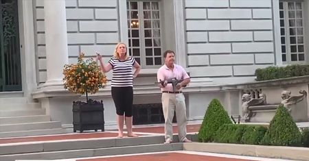 Obok ich domu przechodziła pokojowa demonstracja. Do jej uczestników machali pistoletami