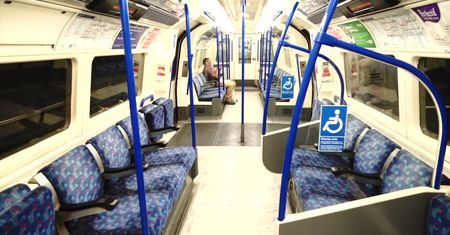 Pustki w londyńskim metrze. Mieszkańcy stolicy Anglii zgodnie z rządowymi zaleceniami unikają transportu publicznego