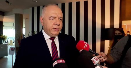 Sasin broni premiera