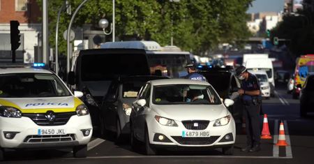 Hiszpańska policja sprawdza przestrzeganie obostrzeń. Częściowy lockdown w Madrycie