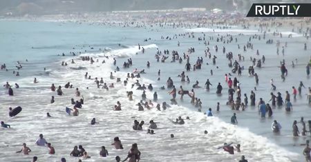 Kalifornijskie plaże oblegane przez ludzi. Fala upałów zbiegła się z długim weekendem