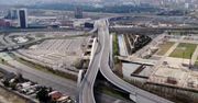 Ruchliwa zazwyczaj autostrada niemal opustoszała. We Włoszech ludzie starają się unikać wychodzenia z domu